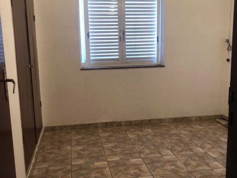 CASA NA ÁREA COMERCIAL