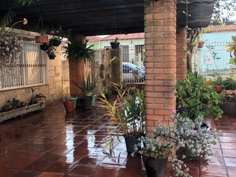 CASA NA ÁREA COMERCIAL