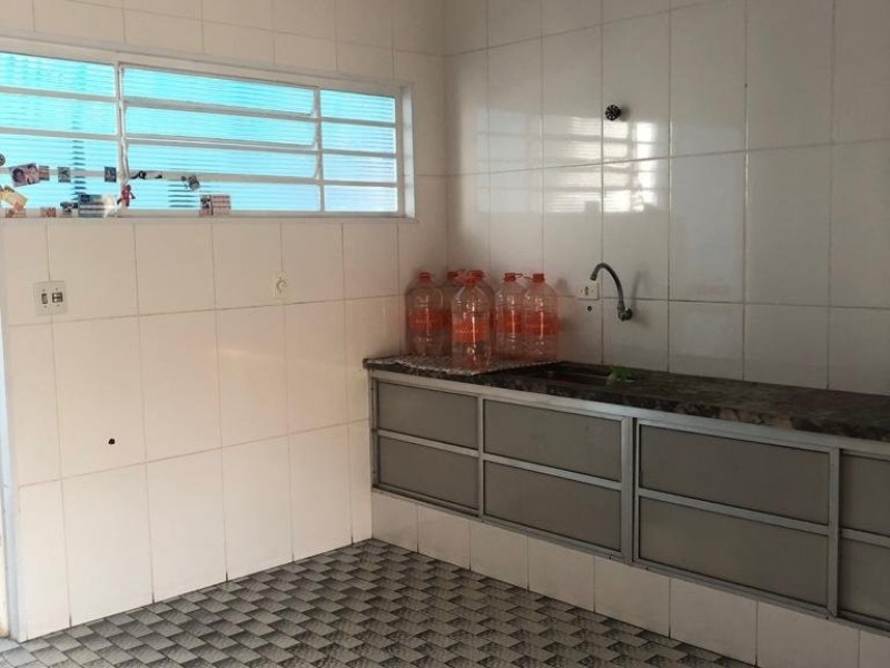 CASA NA ÁREA COMERCIAL