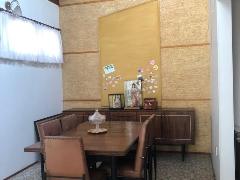 CASA NA ÁREA COMERCIAL