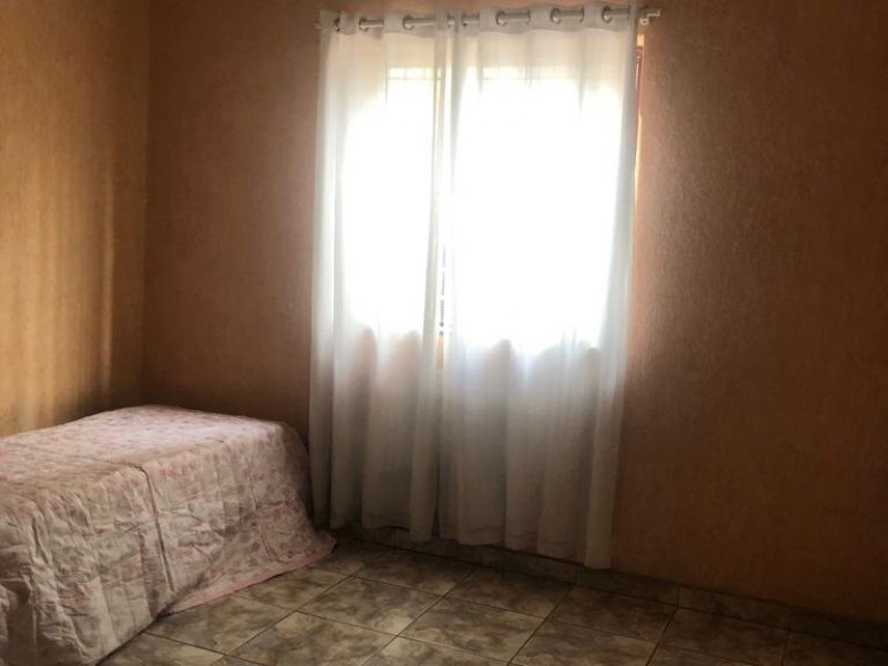 CASA NA ÁREA COMERCIAL