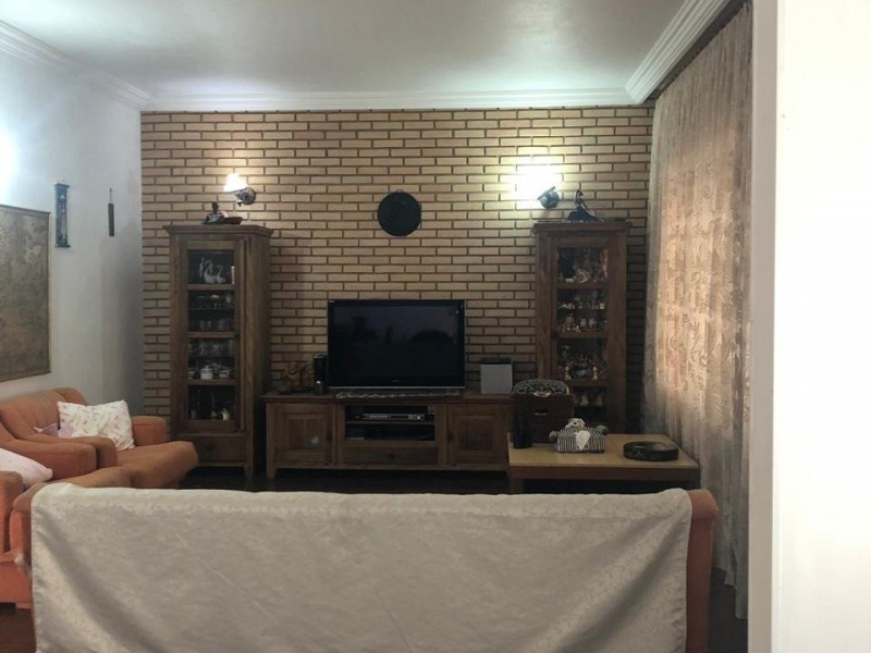 CASA NA ÁREA COMERCIAL