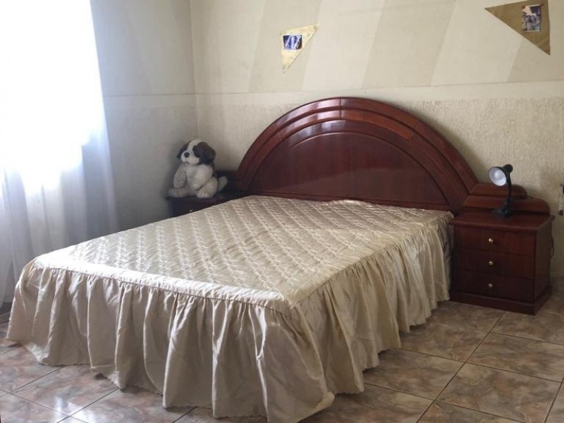 CASA NA ÁREA COMERCIAL