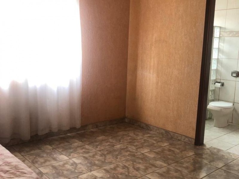 CASA NA ÁREA COMERCIAL