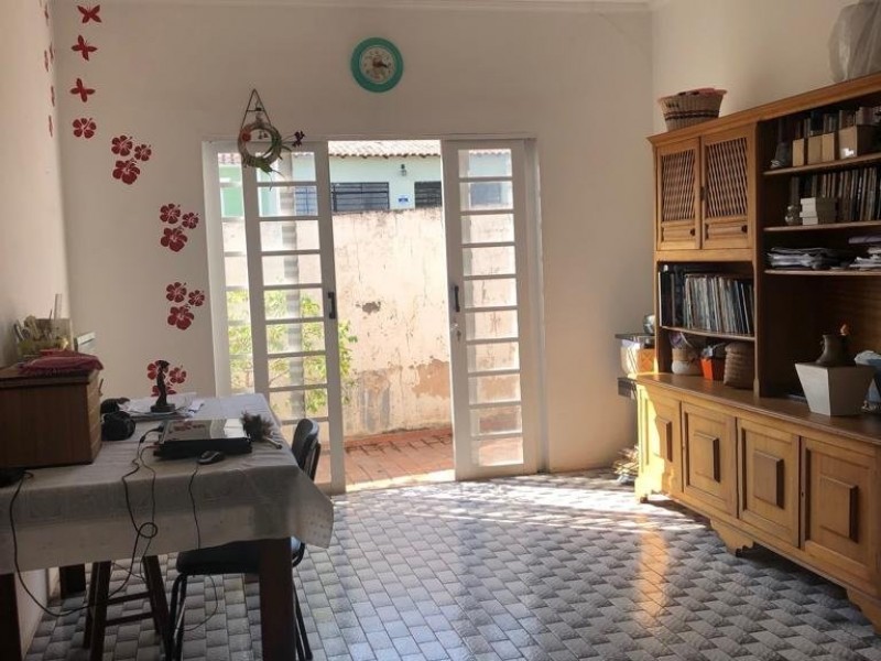 CASA NA ÁREA COMERCIAL