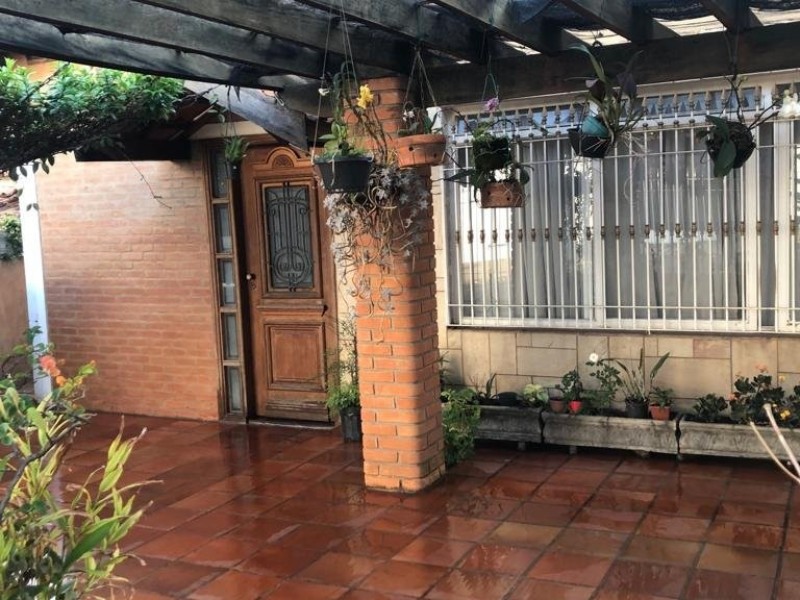 CASA NA ÁREA COMERCIAL