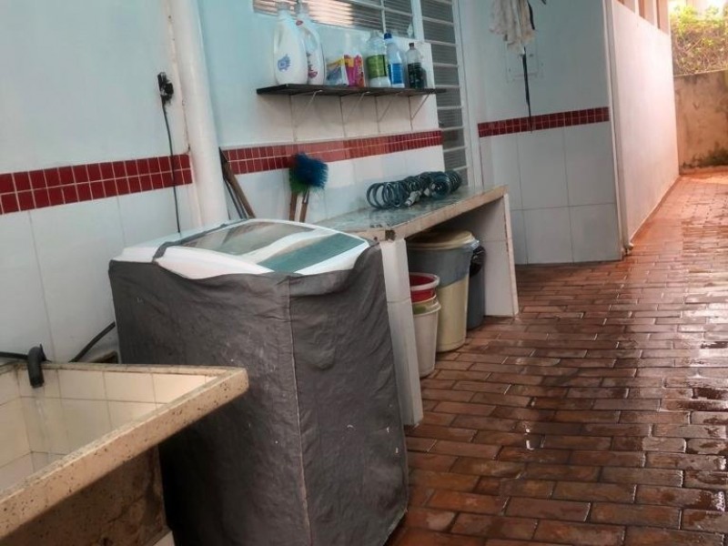 CASA NA ÁREA COMERCIAL