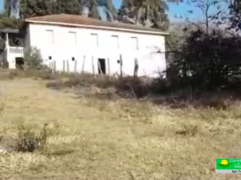ÁREA COM CASA CENTENARIA