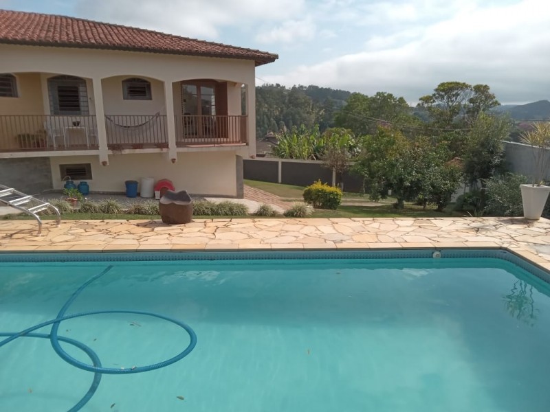 CASA AMPLA com ÁREA DE TERRENO de 1200m²  ÁREA NOBRE 