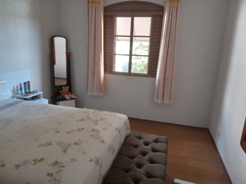 CASA AMPLA com ÁREA DE TERRENO de 1200m²  ÁREA NOBRE 