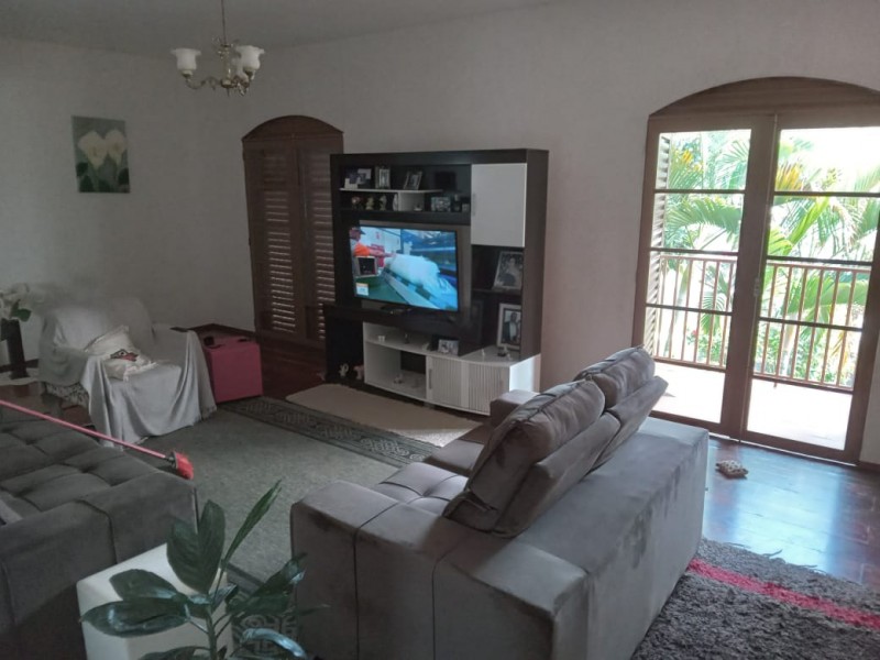CASA AMPLA com ÁREA DE TERRENO de 1200m²  ÁREA NOBRE 