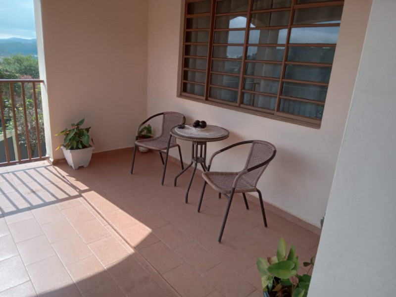 CASA AMPLA com ÁREA DE TERRENO de 1200m²  ÁREA NOBRE 