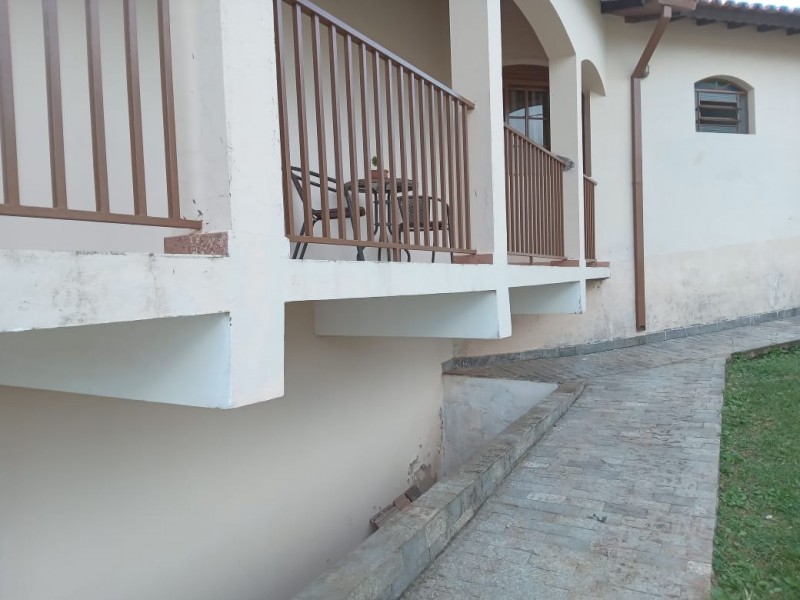 CASA AMPLA com ÁREA DE TERRENO de 1200m²  ÁREA NOBRE 