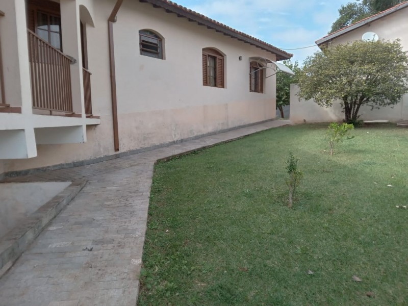 CASA AMPLA com ÁREA DE TERRENO de 1200m²  ÁREA NOBRE 