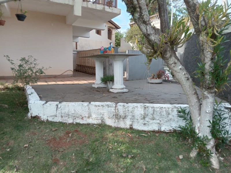 CASA AMPLA com ÁREA DE TERRENO de 1200m²  ÁREA NOBRE 