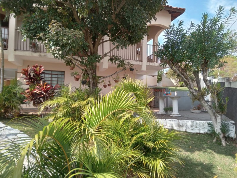 CASA AMPLA com ÁREA DE TERRENO de 1200m²  ÁREA NOBRE 