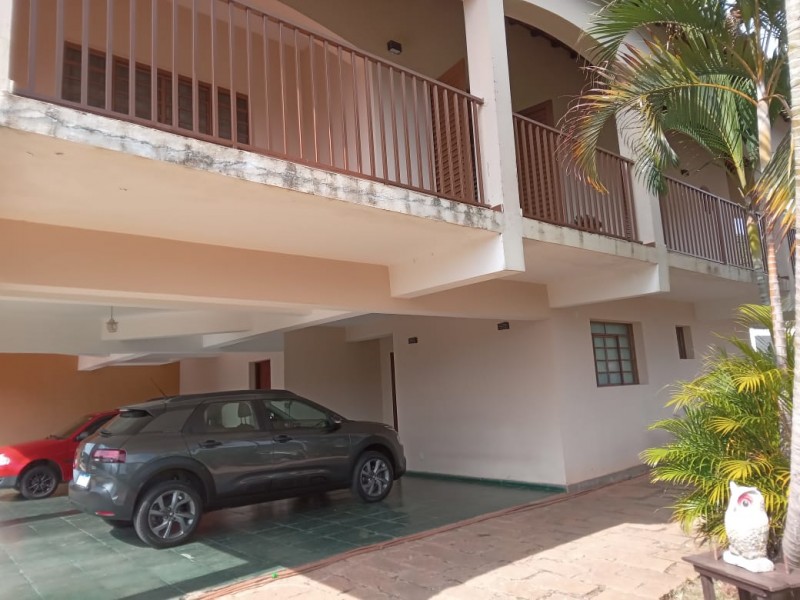 CASA AMPLA com ÁREA DE TERRENO de 1200m²  ÁREA NOBRE 