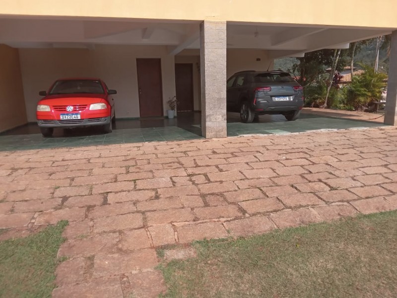 CASA AMPLA com ÁREA DE TERRENO de 1200m²  ÁREA NOBRE 