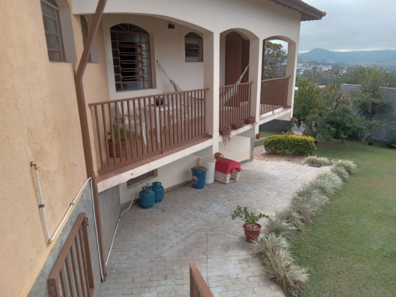 CASA AMPLA com ÁREA DE TERRENO de 1200m²  ÁREA NOBRE 