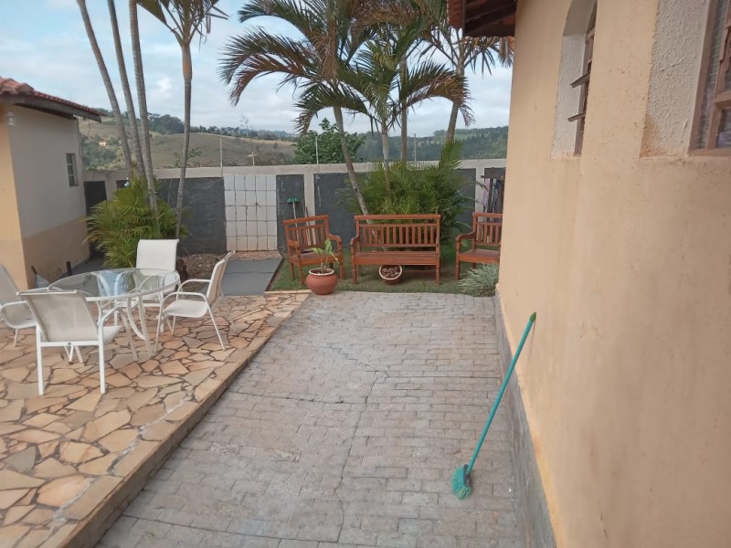 CASA AMPLA com ÁREA DE TERRENO de 1200m²  ÁREA NOBRE 