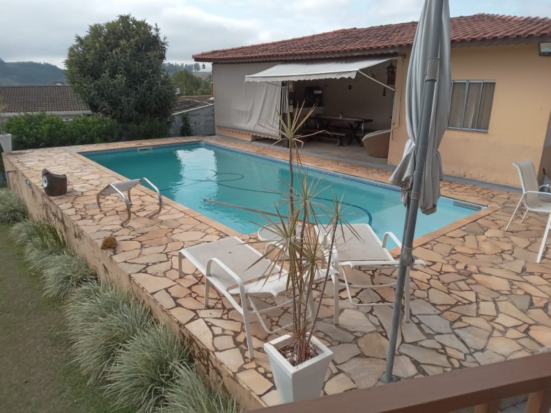CASA AMPLA com ÁREA DE TERRENO de 1200m²  ÁREA NOBRE 