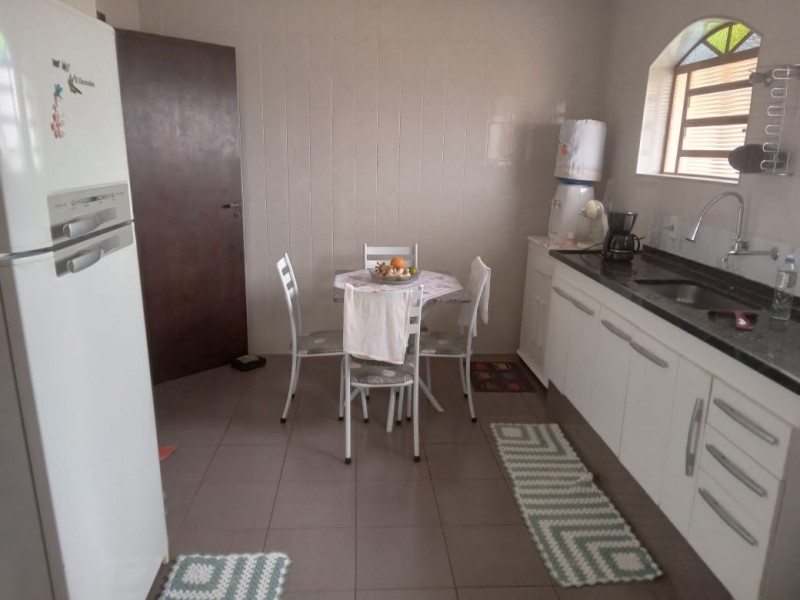 CASA AMPLA com ÁREA DE TERRENO de 1200m²  ÁREA NOBRE 