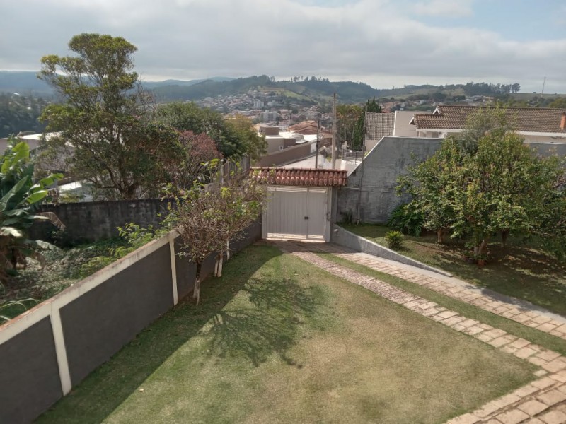 CASA AMPLA com ÁREA DE TERRENO de 1200m²  ÁREA NOBRE 