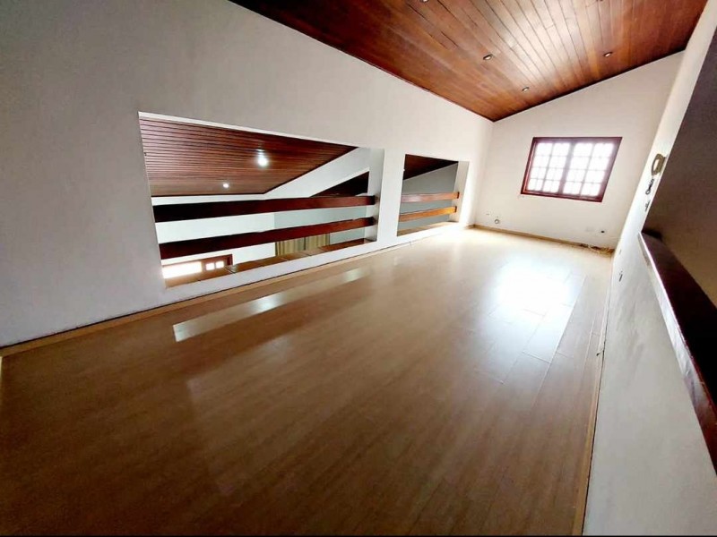 LINDA CASA ÁREA NOBRE