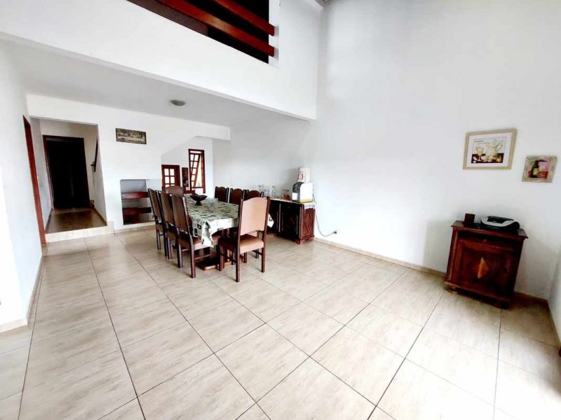 LINDA CASA ÁREA NOBRE